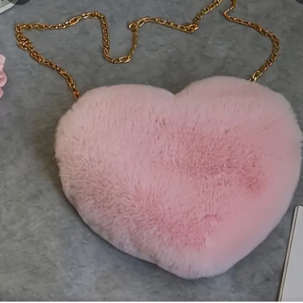 Chic Pink Heart-Shaped Crossbody Bag